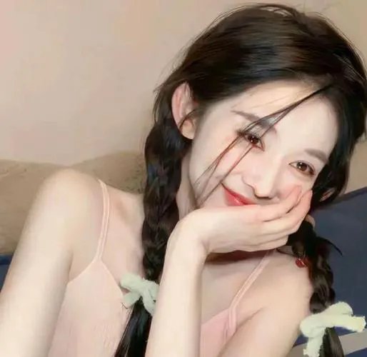 穿风信子蓝的少女